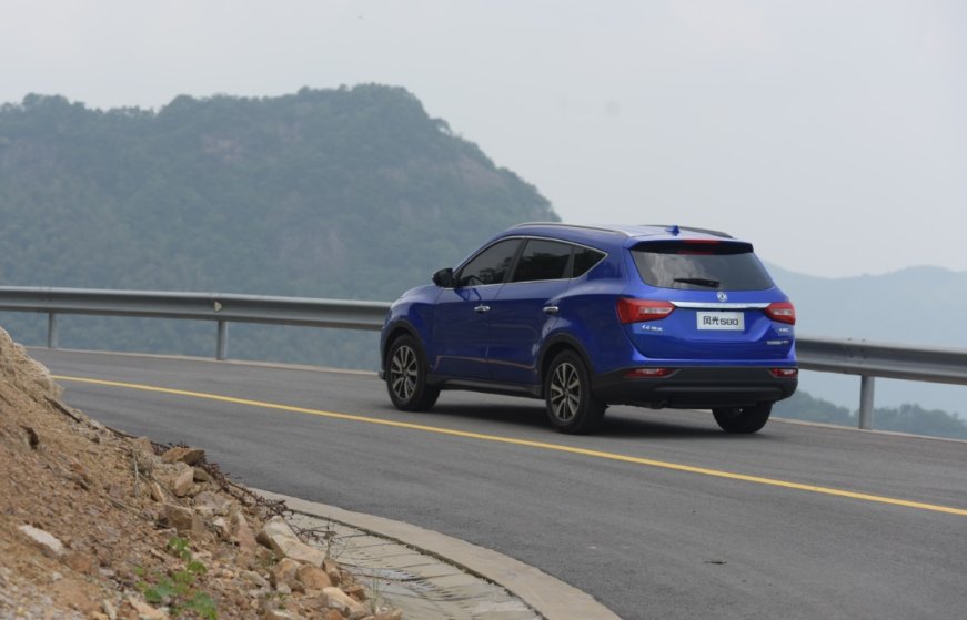 东风小康旗下风光580拥有超大空间7个座位！满足你的需求！