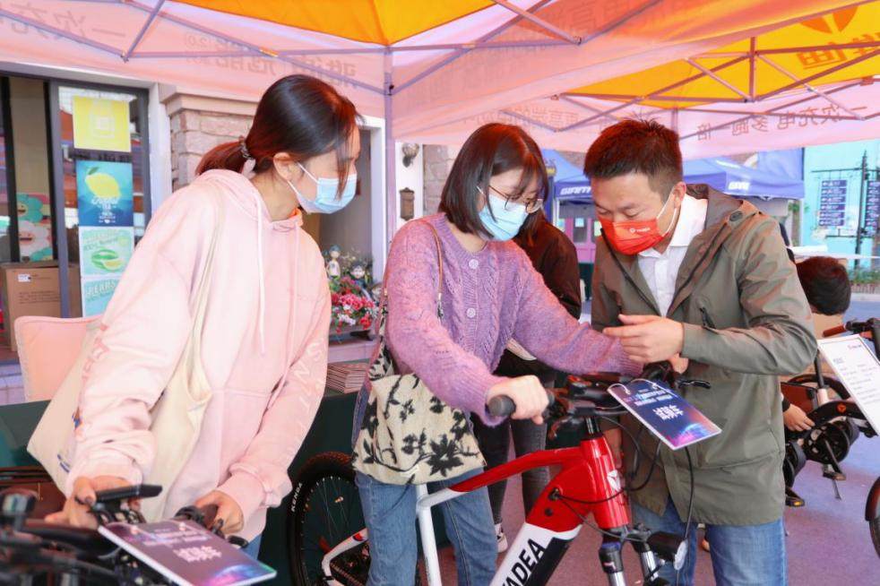 雅迪电单车高调亮相中国自行纳米体育车产业大会打造个性化绿色出行新体验(图1)